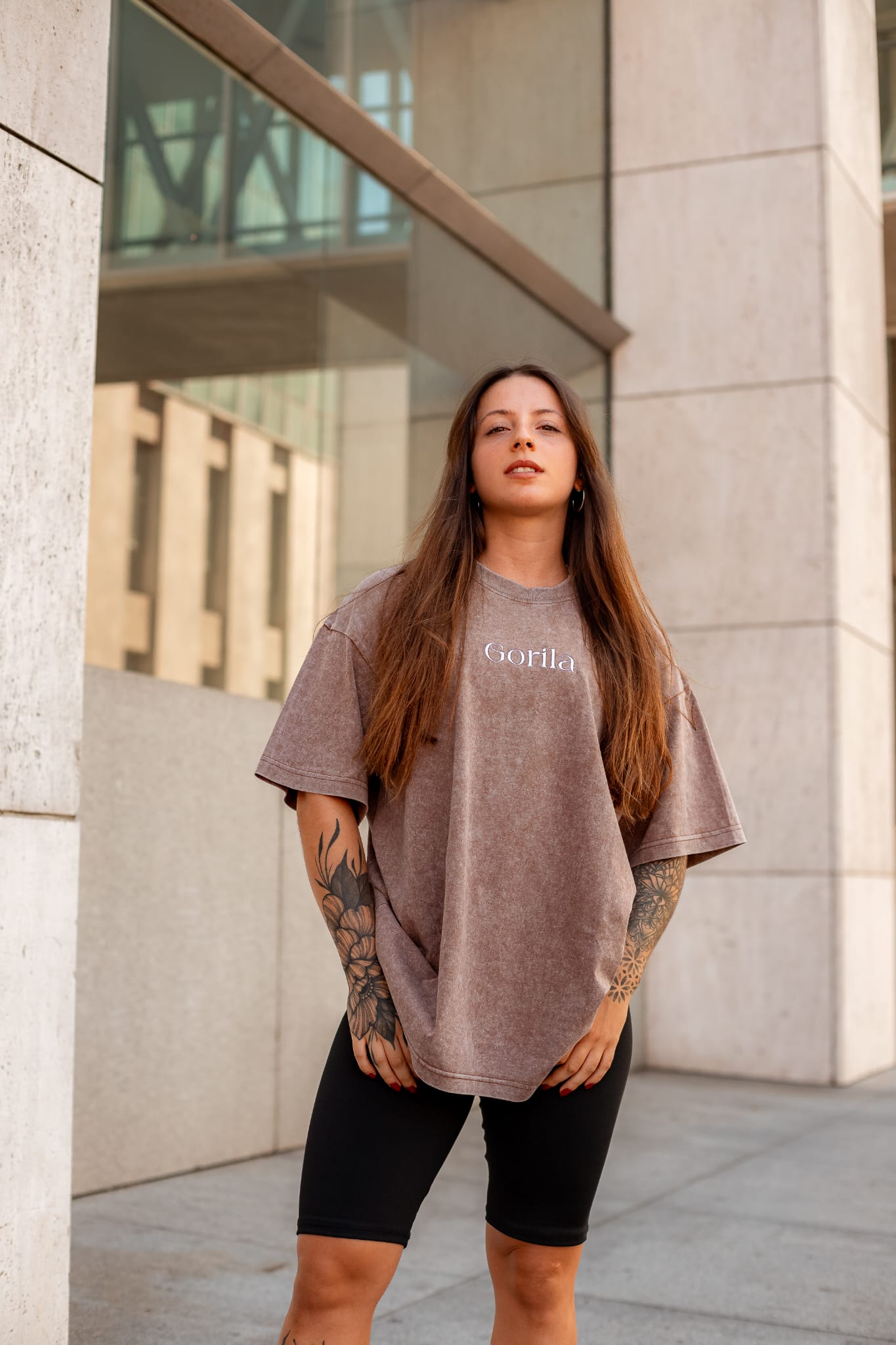 remera oversize marron